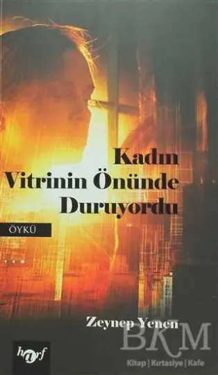 Kadın Vitrinin Önünde Duruyordu kapağı
